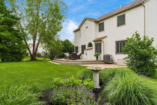 918 Dianthus Ct, Reynoldsburg, OH 43068 - back of property with a lawn and a deck