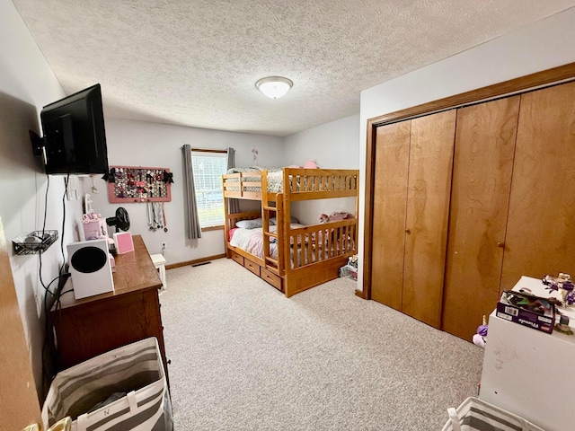 630 Duffy Dr, Washington Court House, OH 43160 - bedroom featuring carpet, a closet, and a textured ceiling