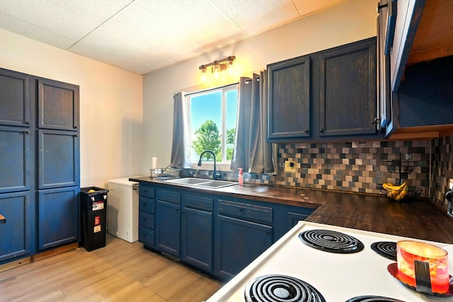 78 E St, Bellville, OH 44813 - kitchen featuring tasteful backsplash, light wood-style floors, blue cabinets, and dark countertops