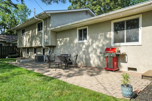 2820 Halstead Rd, Columbus, OH 43221 - back of property featuring stucco siding and a patio