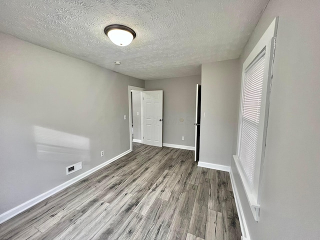 1116-1122 Cole St, Columbus, OH 43205 - empty room with wood finished floors and a textured ceiling