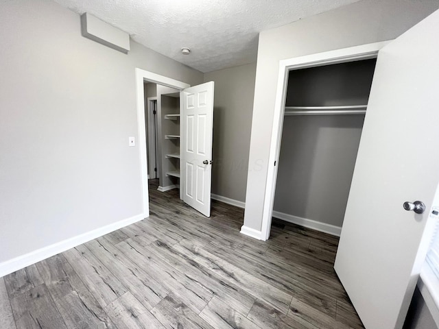 1116-1122 Cole St, Columbus, OH 43205 - unfurnished bedroom featuring a closet, wood finished floors, and a textured ceiling