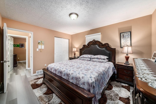 1914 Walden Dr, Columbus, OH 43229 - bedroom with a closet and a textured ceiling