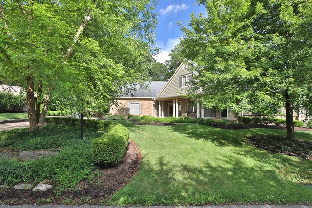 580 Keyes Ln, Worthington, OH 43085 - view of front of property featuring a front yard and brick siding