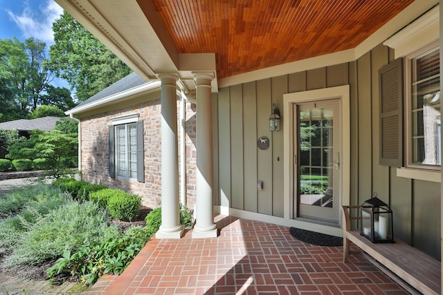 580 Keyes Ln, Worthington, OH 43085 - entrance to property with board and batten siding
