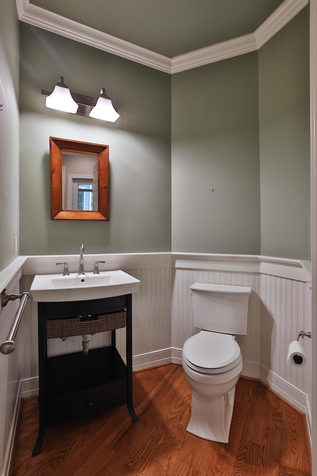 580 Keyes Ln, Worthington, OH 43085 - bathroom featuring a wainscoted wall, ornamental molding, and wood finished floors