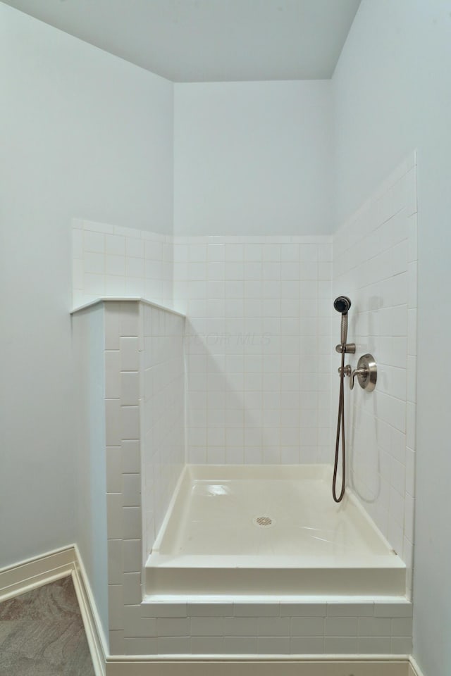 580 Keyes Ln, Worthington, OH 43085 - bathroom with baseboards and tiled shower