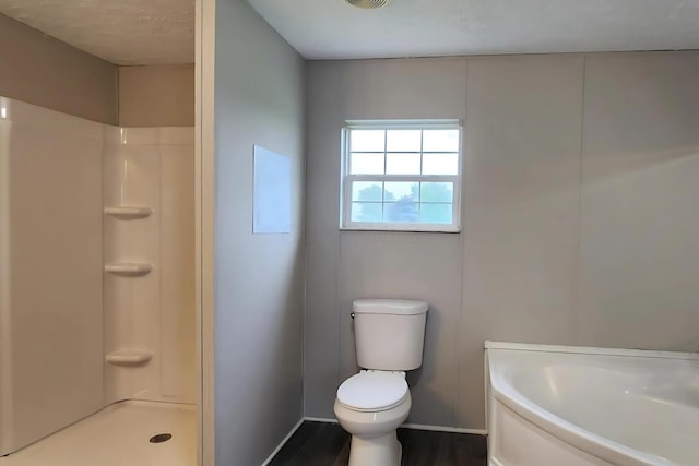 6447 Scioto Farms Rd Unit Se, Washington Court House, OH 43160 - full bath featuring a shower, wood finished floors, and a tub to relax in