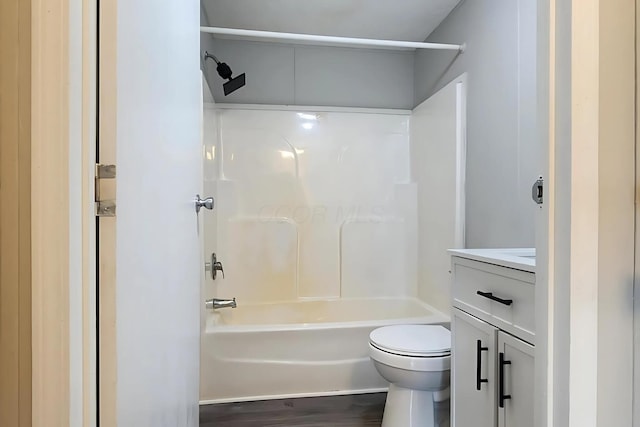 6447 Scioto Farms Rd Unit Se, Washington Court House, OH 43160 - bathroom featuring tub / shower combination, vanity, and wood finished floors