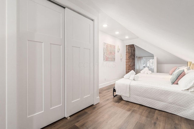 887-891 S 22nd St, Columbus, OH 43206 - bedroom with vaulted ceiling, wood finished floors, and recessed lighting