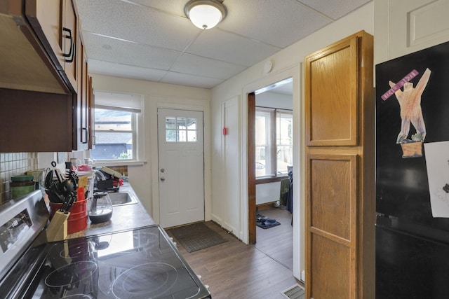 635-641 Racine Ave, Columbus, OH 43204 - foyer entrance with wood finished floors and a paneled ceiling