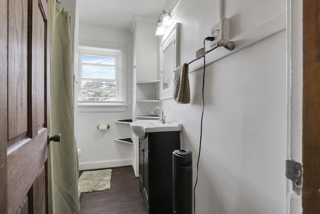 635-641 Racine Ave, Columbus, OH 43204 - full bathroom with vanity, wood finished floors, and a shower with curtain