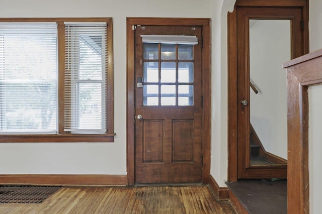635-641 Racine Ave, Columbus, OH 43204 - foyer entrance with wood finished floors and arched walkways