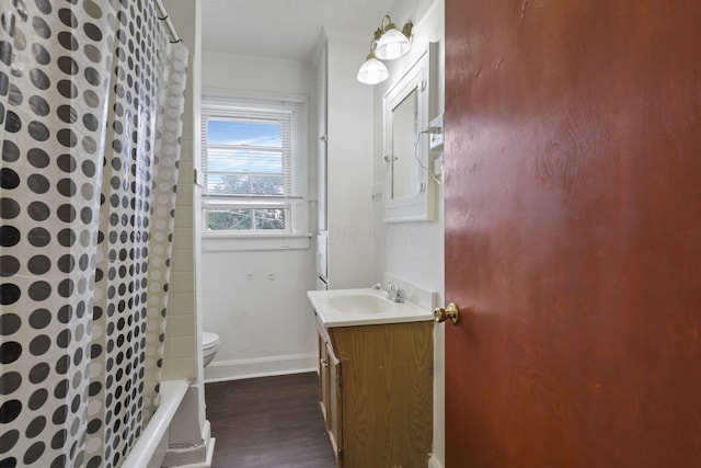 635-641 Racine Ave, Columbus, OH 43204 - full bath with vanity, wood finished floors, and shower / tub combo with curtain