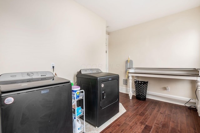 572 Linwood Ave, Columbus, OH 43205 - laundry area with washer and clothes dryer and hardwood / wood-style floors