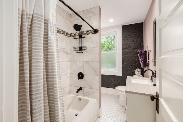 572 Linwood Ave, Columbus, OH 43205 - bathroom featuring shower / bath combo and vanity