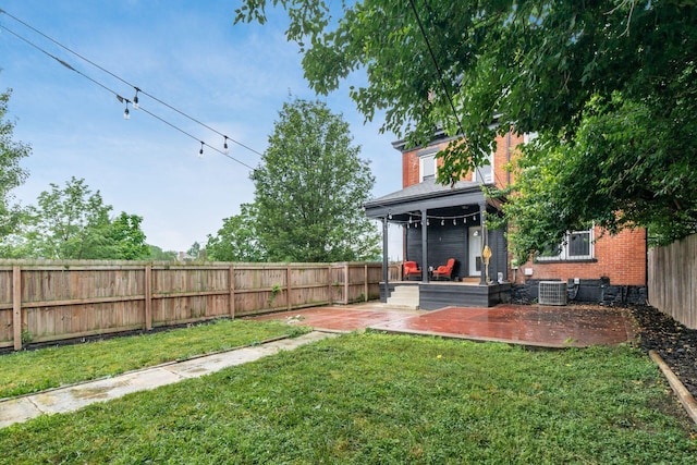 572 Linwood Ave, Columbus, OH 43205 - fenced backyard featuring a patio