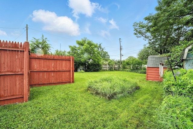 814 Gilmore Dr, Reynoldsburg, OH 43068 - view of yard featuring a storage shed