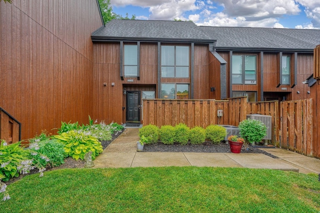 4883 Powderhorn Ln Unit 3, Westerville, OH 43081 - view of front of property with a shingled roof and a fenced front yard