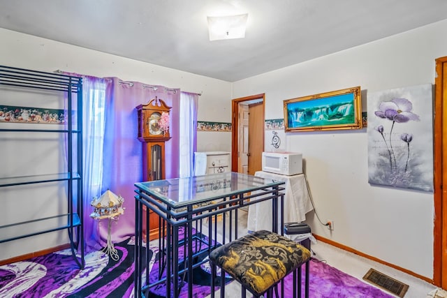 910 Pauline Ave, Columbus, OH 43224 - dining area featuring baseboards
