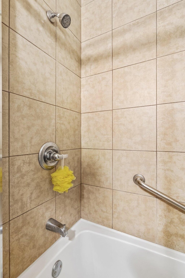 910 Pauline Ave, Columbus, OH 43224 - bathroom with tub / shower combination