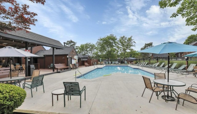 4758 Crazy Horse Ln Unit 2, Westerville, OH 43081 - community pool with a patio area