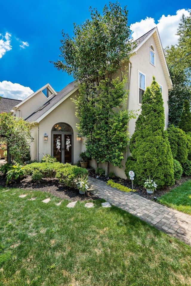161 Jackson St, Columbus, OH 43206 - view of front of home featuring stucco siding and a front lawn