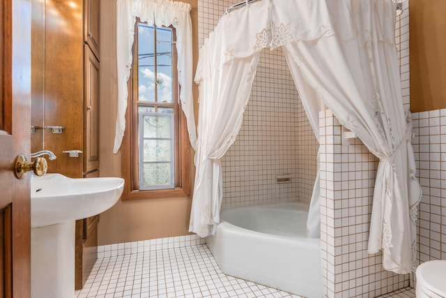 161 Jackson St, Columbus, OH 43206 - full bathroom featuring shower / bath combo and tile patterned flooring