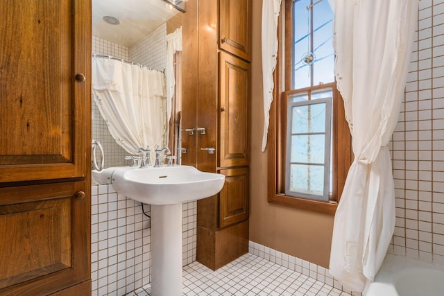 161 Jackson St, Columbus, OH 43206 - full bath featuring healthy amount of natural light, shower / tub combo, and tile patterned flooring