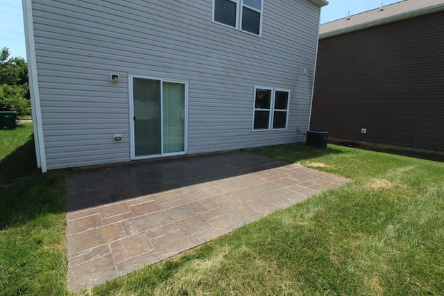 3348 Glasgow Dr, Groveport, OH 43125 - back of house featuring a lawn and a patio area
