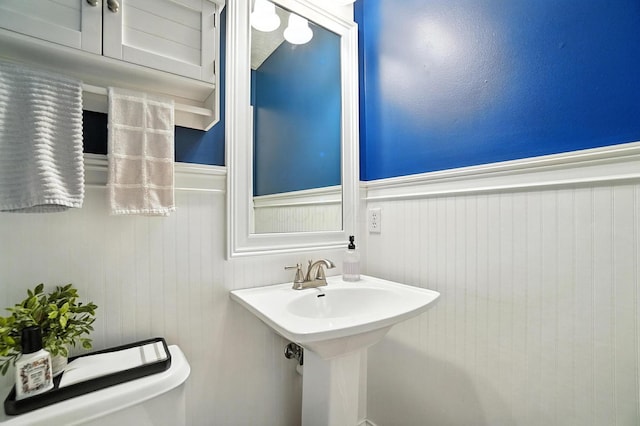 4764 Mattox St Unit 44, Columbus, OH 43228 - half bath featuring wainscoting and toilet