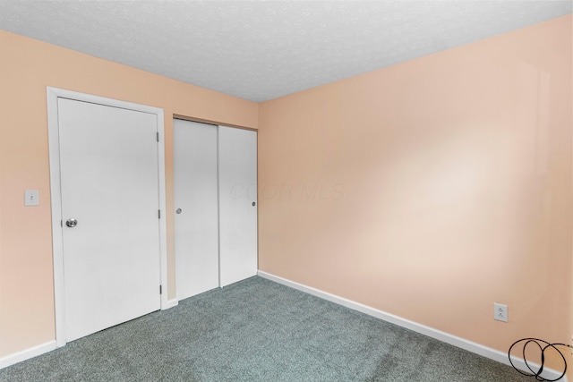 2483 Onyx Ct, Grove City, OH 43123 - unfurnished bedroom featuring carpet flooring, a textured ceiling, and a closet