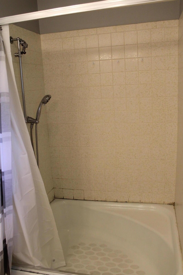 193 E Walnut St, Marion, OH 43302 - full bathroom with shower / bath combo with shower curtain