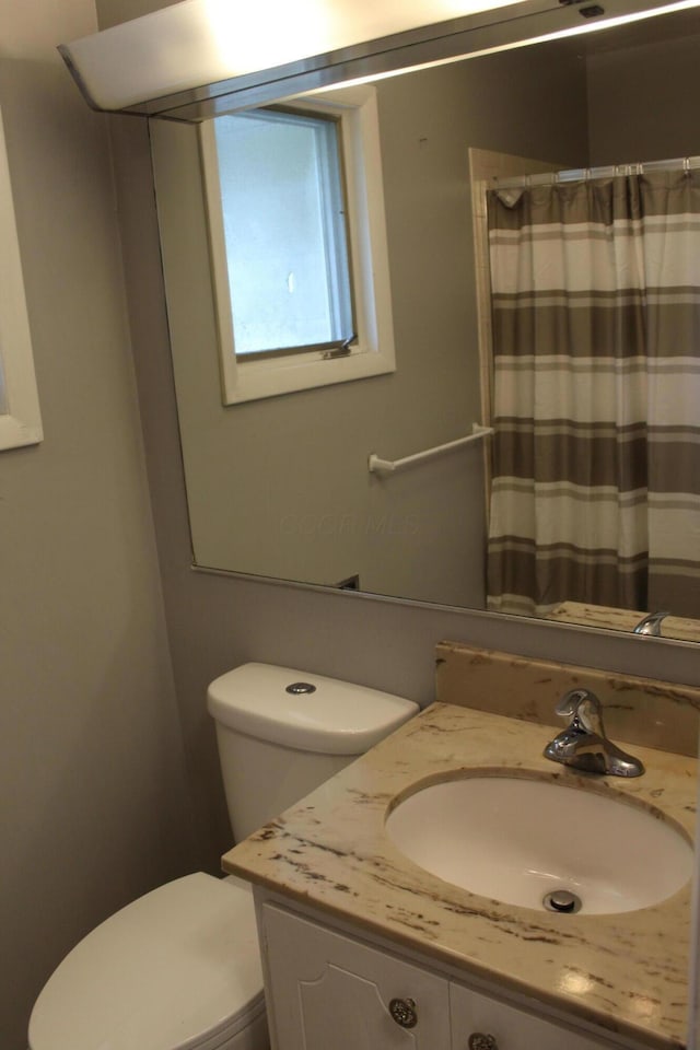 193 E Walnut St, Marion, OH 43302 - bathroom featuring vanity and curtained shower
