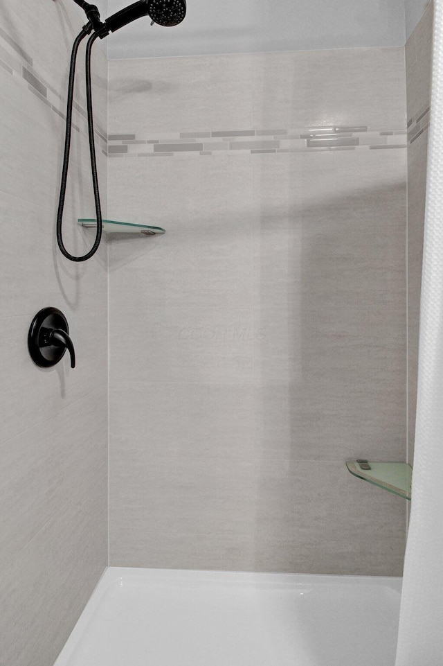 3007 Galen Ct, Hilliard, OH 43026 - full bathroom featuring a shower