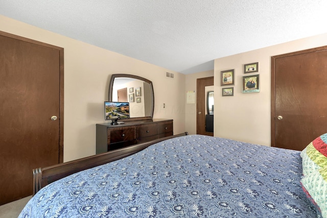8547 Seabright Dr, Powell, OH 43065 - carpeted bedroom featuring a textured ceiling