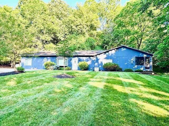 9766 Stickle Rd, Saint Louisville, OH 43071 - ranch-style home with a front lawn