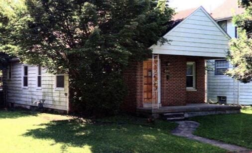 646 S Weyant Ave, Columbus, OH 43213 - view of front of home featuring a front lawn and brick siding
