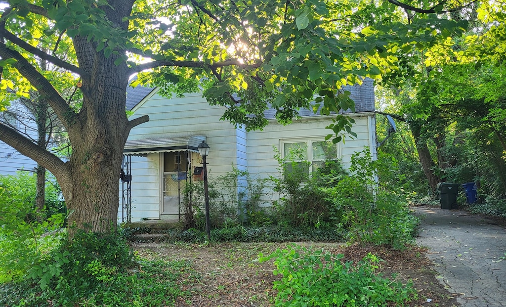 228 S Ashburton Rd, Columbus, OH 43213 - view of property exterior