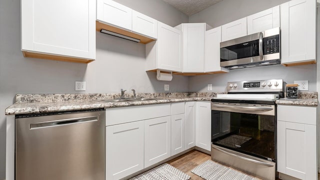 467 Mount Vernon Rd, Newark, OH 43055 - kitchen with stainless steel appliances, light wood-style flooring, and white cabinets