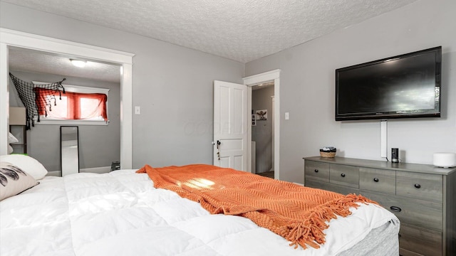 467 Mount Vernon Rd, Newark, OH 43055 - bedroom with a textured ceiling