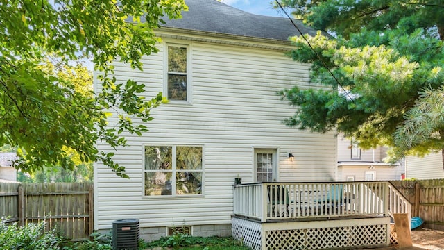 467 Mount Vernon Rd, Newark, OH 43055 - back of house featuring a wooden deck and a shingled roof
