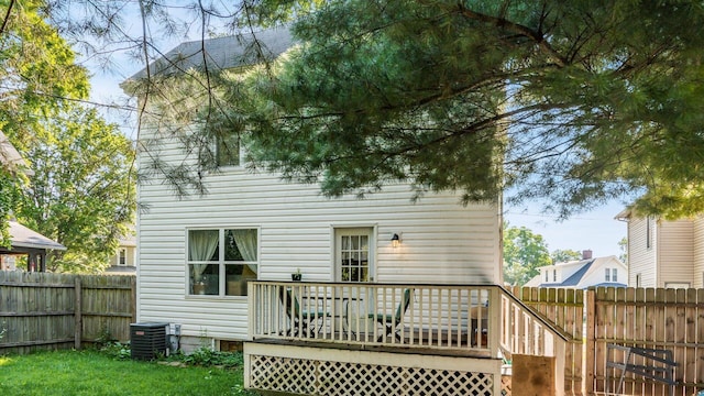 467 Mount Vernon Rd, Newark, OH 43055 - back of property featuring a wooden deck and a fenced backyard