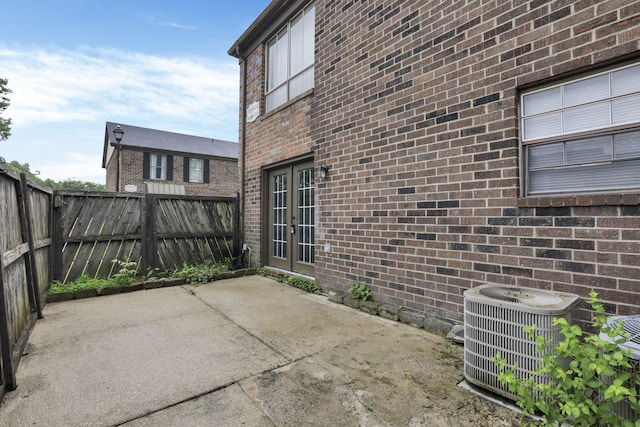 5781 Hallridge Cir Unit B, Columbus, OH 43232 - fenced backyard with french doors and a patio area