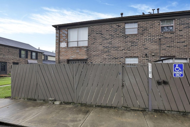 5781 Hallridge Cir Unit B, Columbus, OH 43232 - view of side of property with brick siding