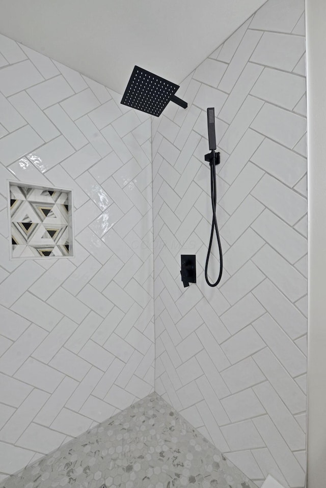 863 Carpenter St, Columbus, OH 43206 - bathroom with tiled shower