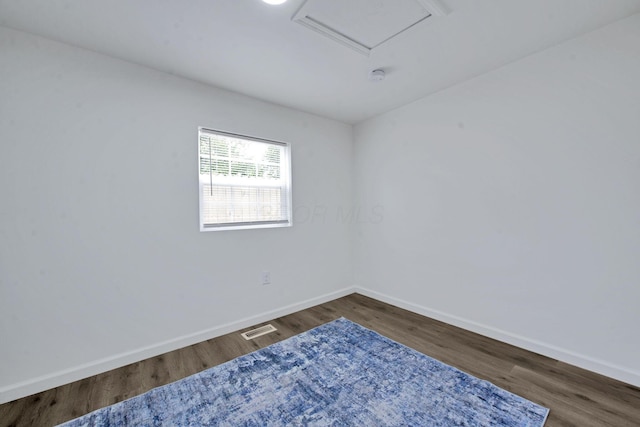 863 Carpenter St, Columbus, OH 43206 - spare room with wood finished floors and a smoke detector