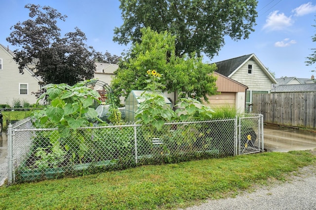 613 Salisbury Rd, Columbus, OH 43204 - fenced backyard with an outbuilding and an exterior structure