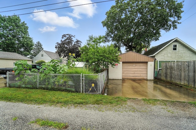 613 Salisbury Rd, Columbus, OH 43204 - detached garage with driveway