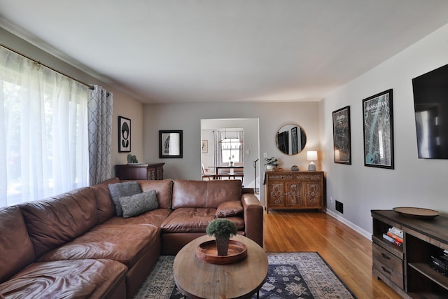 315 S Kellner Rd, Columbus, OH 43209 - living room featuring light wood finished floors and baseboards